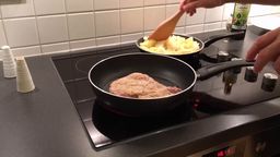 Ответ сковороды, плита, мясо, картошка, лопатка, руки
