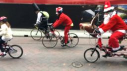 Responda bicicletas, trajes, engraçados, Pedal, capacetes, calçada